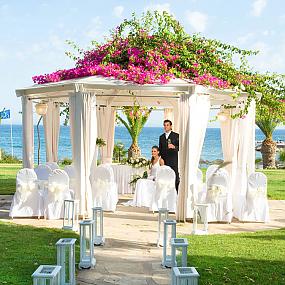 couple-in-the-arbor-on-shore-01