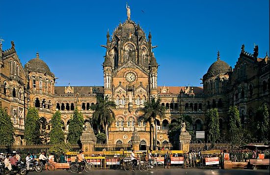 Главные вход центрального железнодорожного вокзала Мумбаи