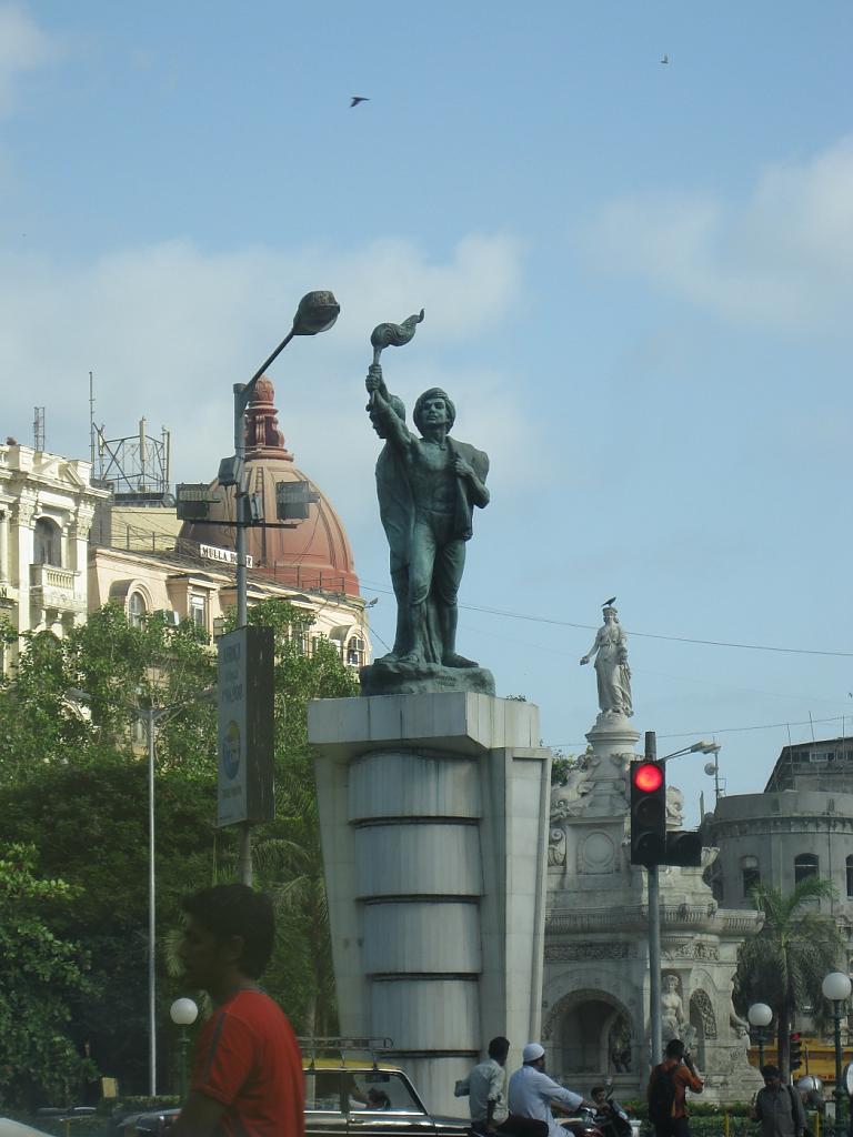 Статуя на площади Мучеников
