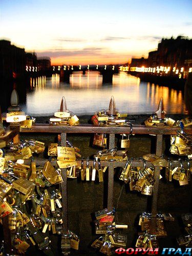 Ponte Vecchio во Флоренции замочки