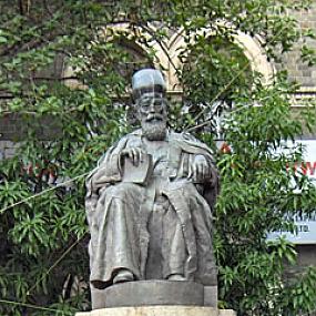 Памятник Дадабхаю Наороджи на площади Мучеников