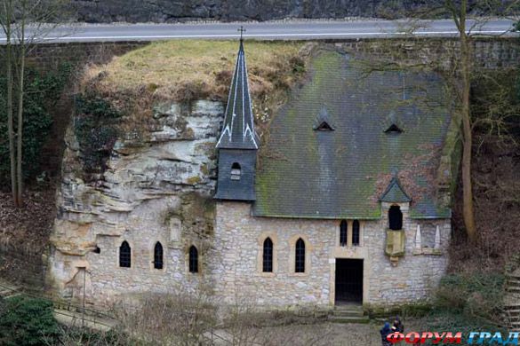 Церковь под холмом