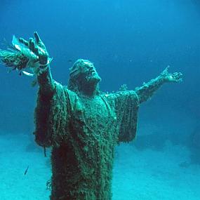 Подводная Статуя Иисуса Христа7