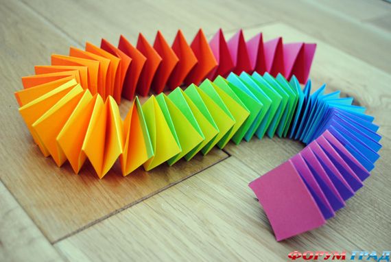 Новогодние разноцветные гирлянды из бумаги
