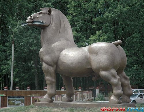 Памятник коню с яйцами, Воронеж 