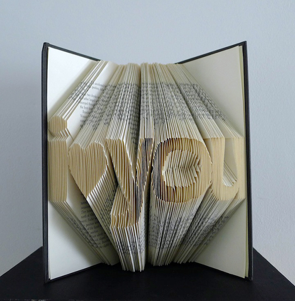 Скульптура в виде сложенной книги
