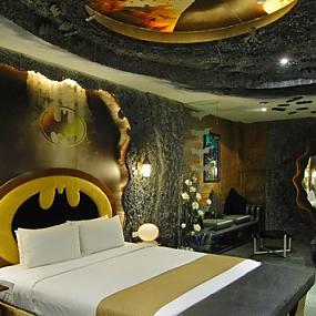 batman-inspired-motel-room-3
