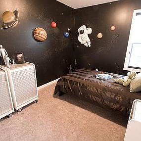 decorating-with-a-space-theme-2