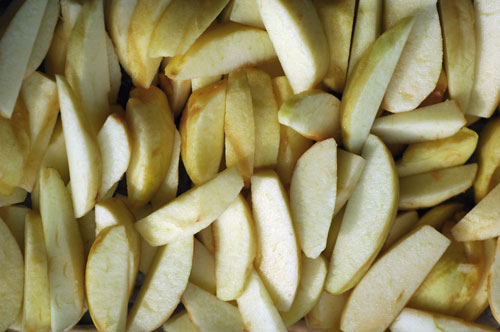 Нарезанные яблоки для пирога