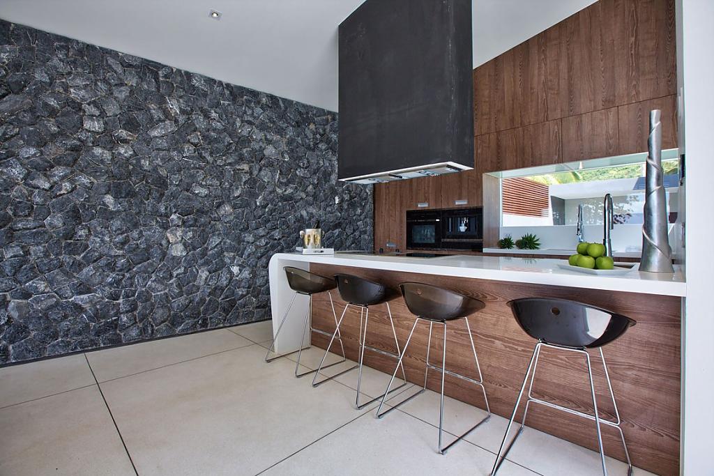 Кухня в одной из вилл отеля Mandalay Beach Villas