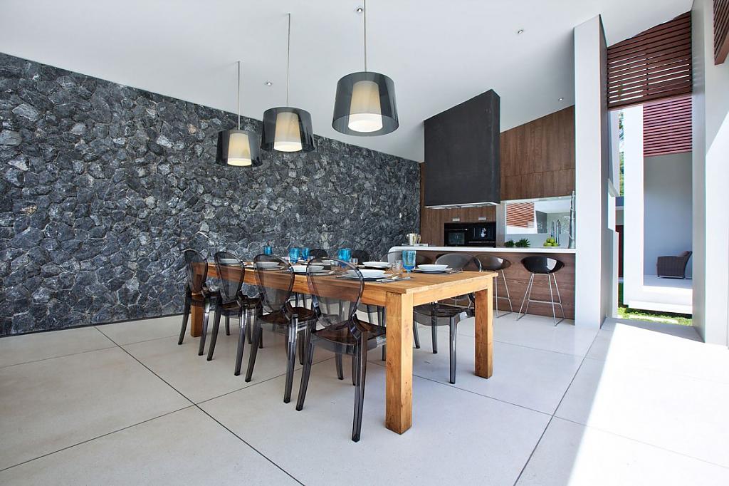 Обеденная зона в отеле Mandalay Beach Villas