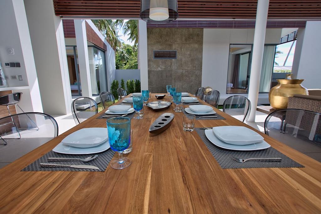 Сервировка стола в отеле Mandalay Beach Villas