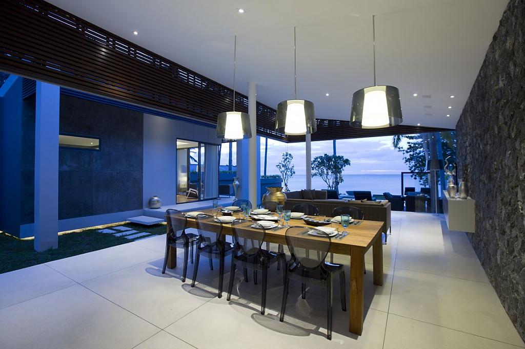 Обеденная зона в отеле Mandalay Beach Villas