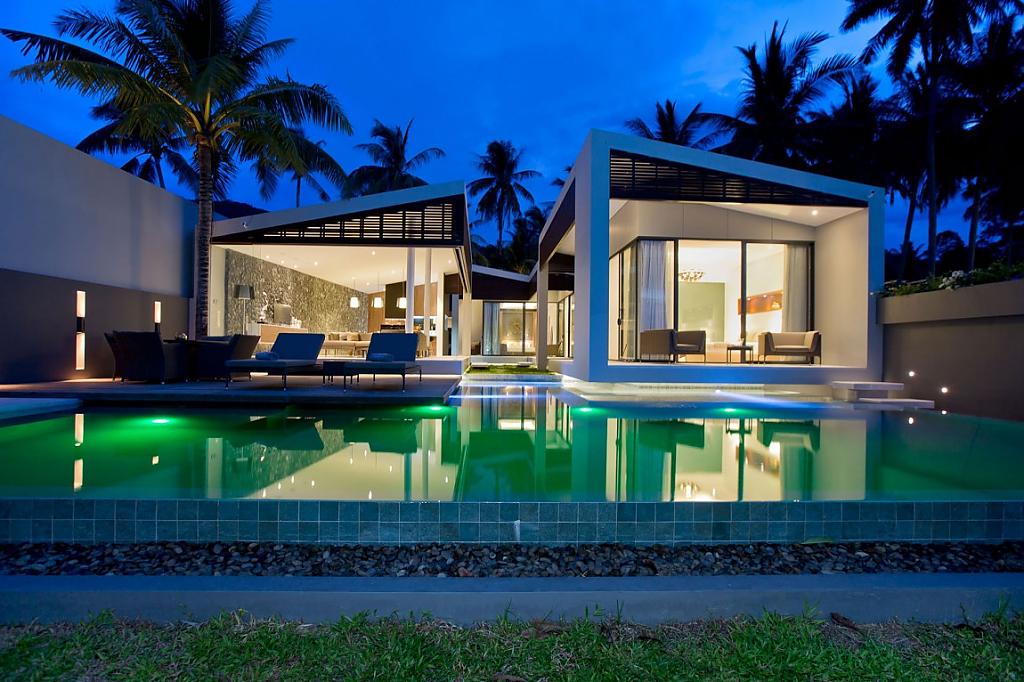 Отель Mandalay Beach Villas ночью