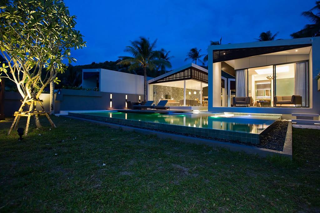 Отель Mandalay Beach Villas ночью