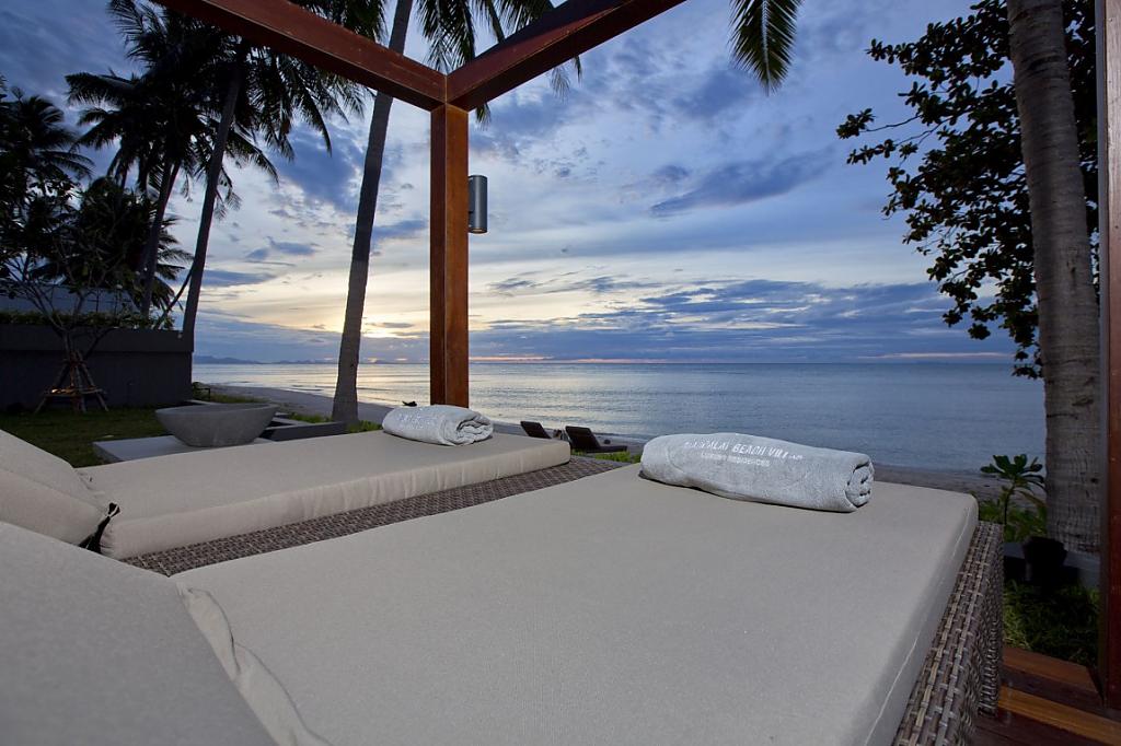 Отель Mandalay Beach Villas ночью