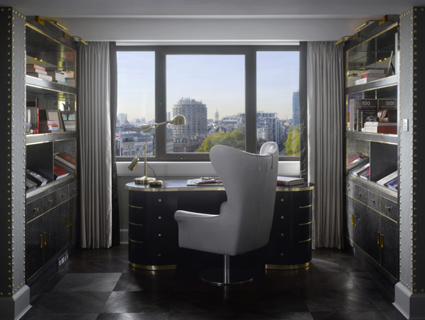 Рабочая зона в отеле Royal Suite