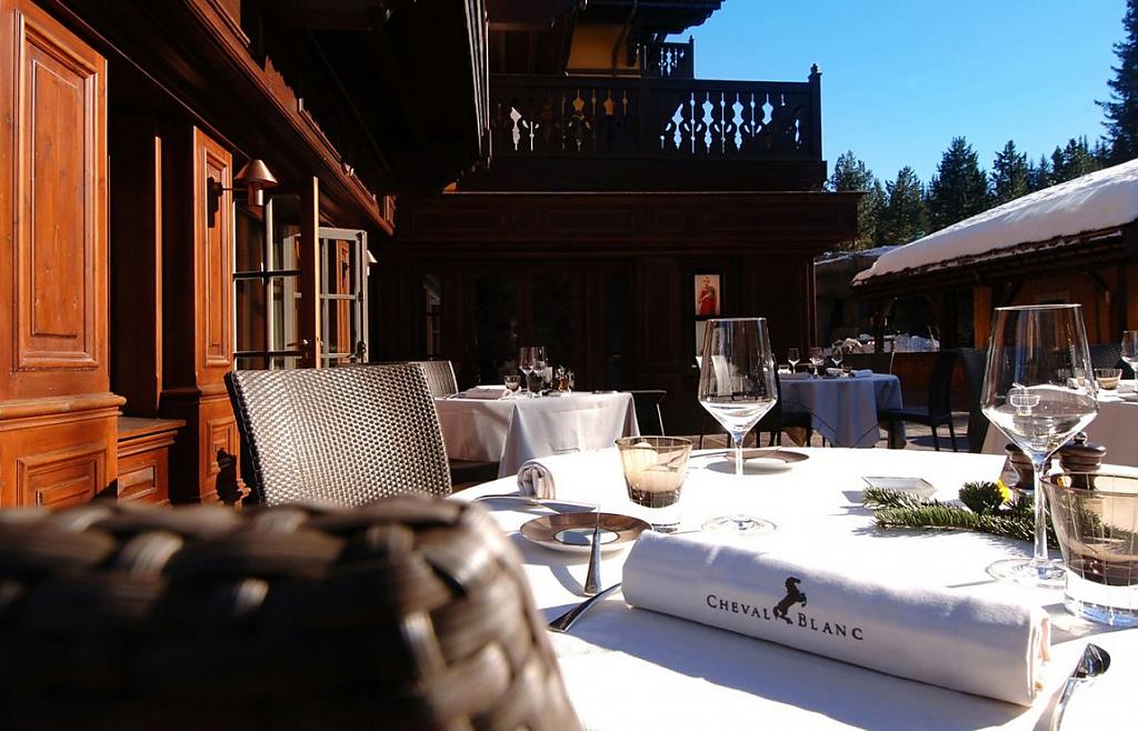 Ресторан на свежем воздухе при отеле Cheval Blanc