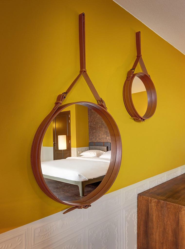 Декоративное зеркало в номере Hotel V Nesplein