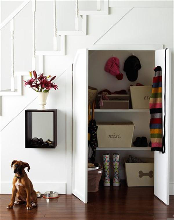 under-stairs-storage-space-and-shelf-ideas-19