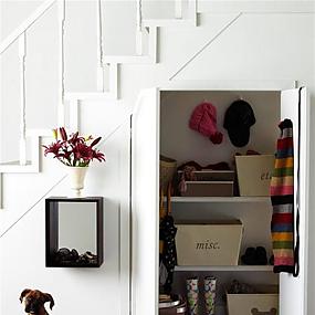 under-stairs-storage-space-and-shelf-ideas-19