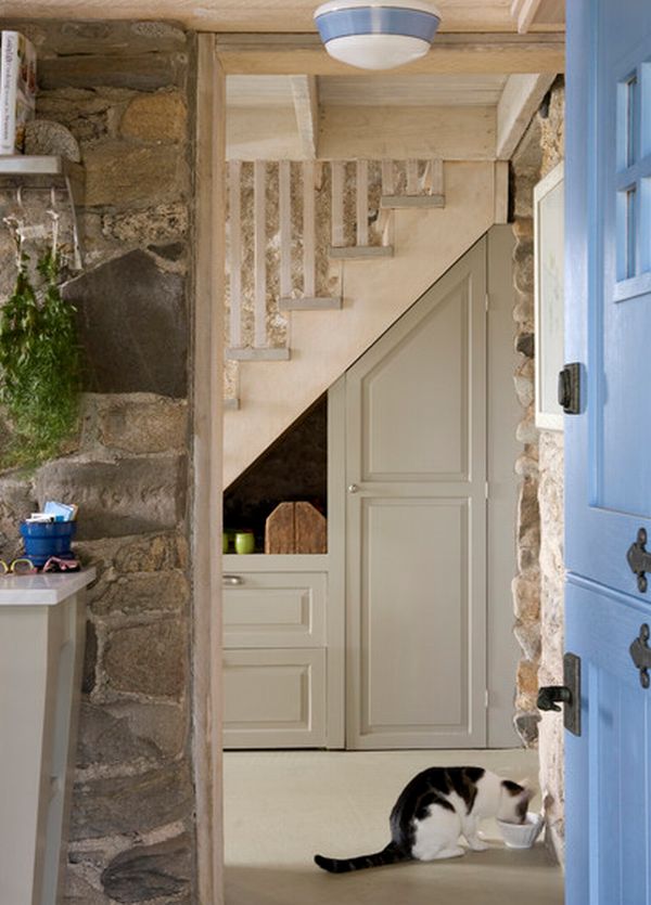 under-stairs-storage-space-and-shelf-ideas-26