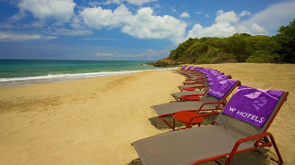 Великолепный пляж возле отеля W Retreat & Spa в Пуэрто-Рико