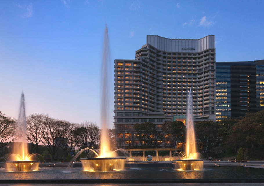 Фонтан перед гостиничным комплексом Palace Hotel Tokyo