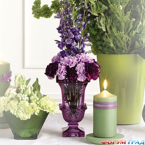 Цветы в вазах и свечи