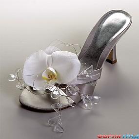 Туфелька, украшенная живой орхидеей