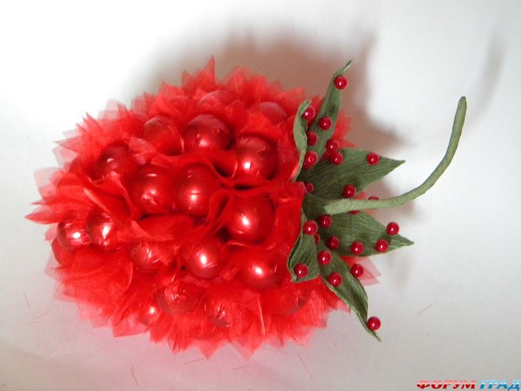 Ягода из конфет