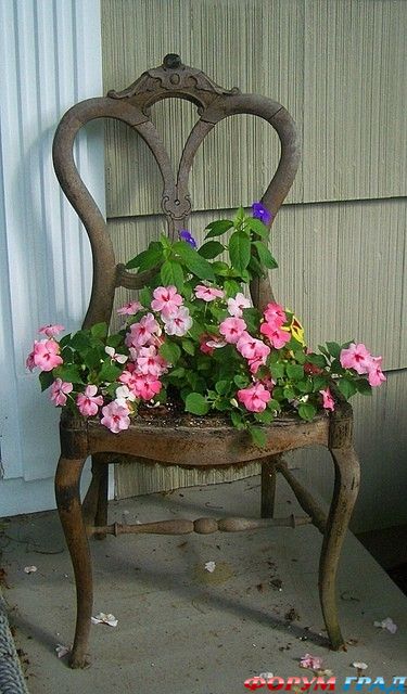 Цветник в старом стуле