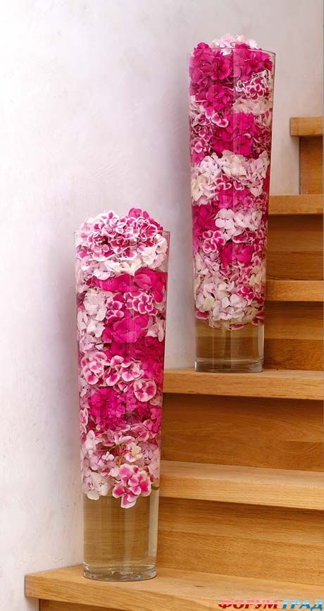 на лестнице в высоких вазах-стаканах
