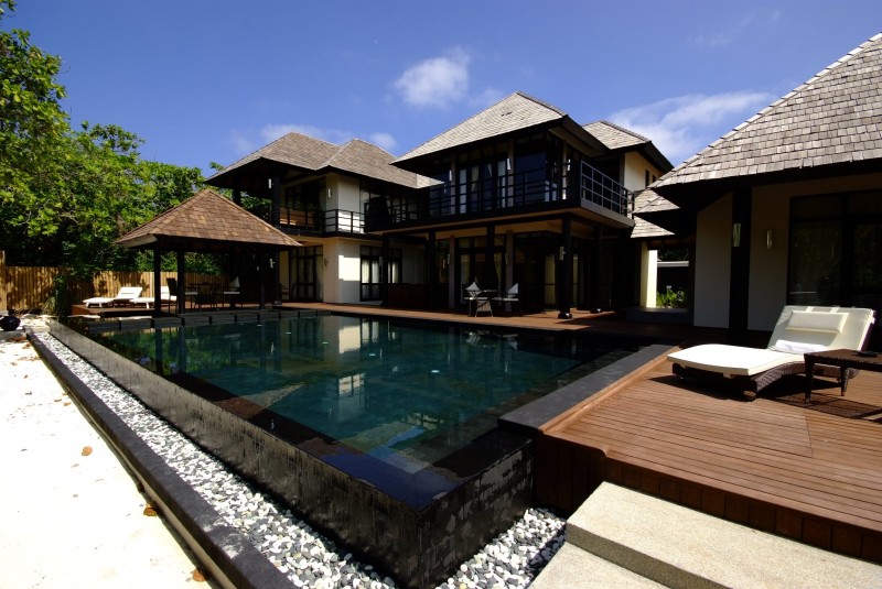 Beach House Iruveli Maldives