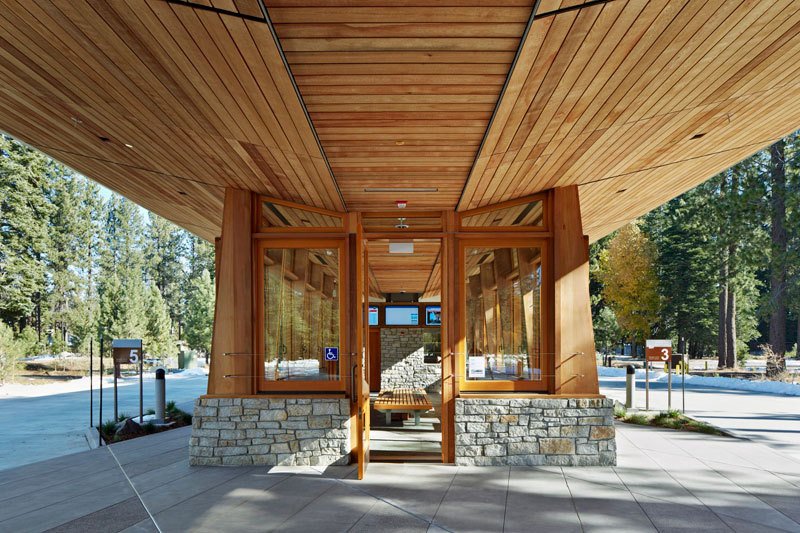 Узловой центр общественного транспорта Tahoe City Transit Centre в сосновом лесу