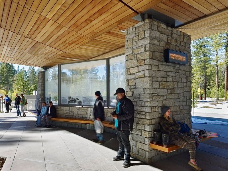Узловой центр общественного транспорта Tahoe City Transit Centre в сосновом лесу