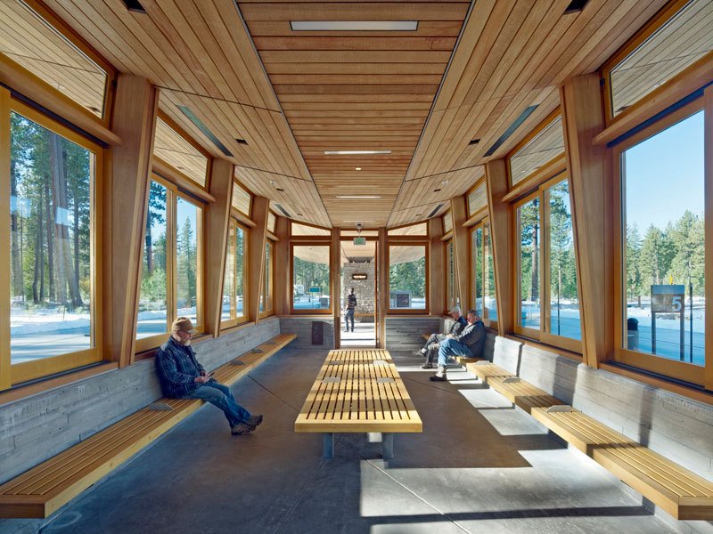 Узловой центр общественного транспорта Tahoe City Transit Centre в сосновом лесу
