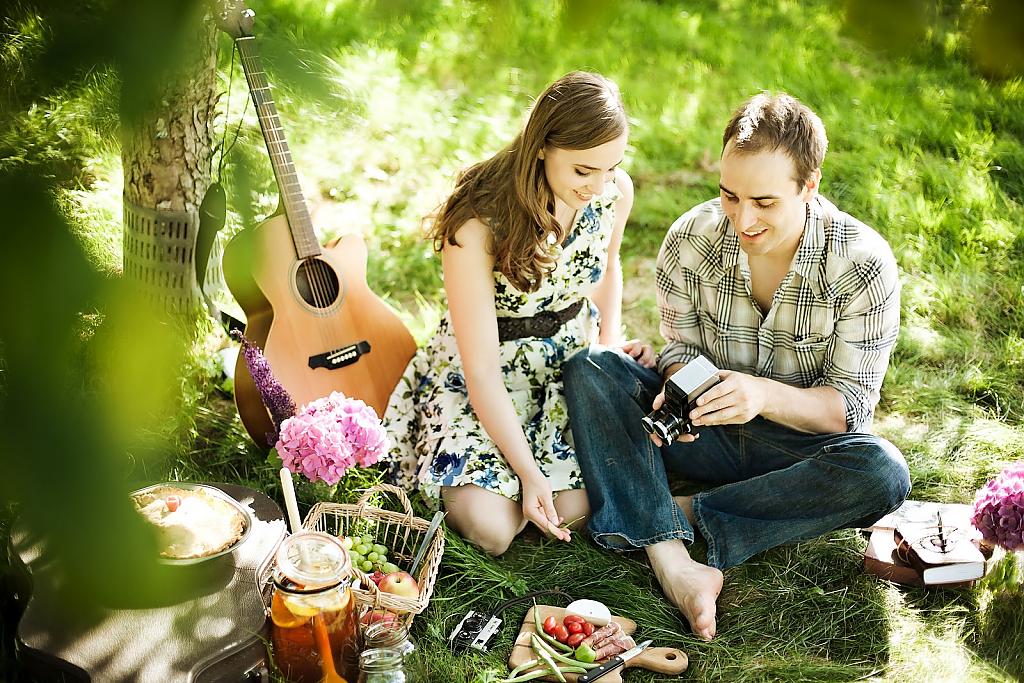 picnic-style-engagement