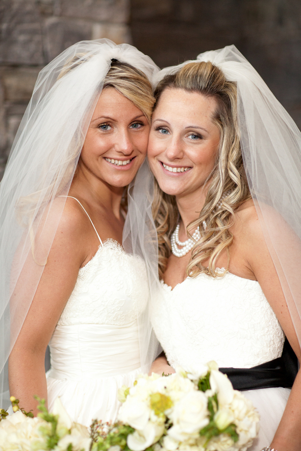 twin-sisters-winter-wedding