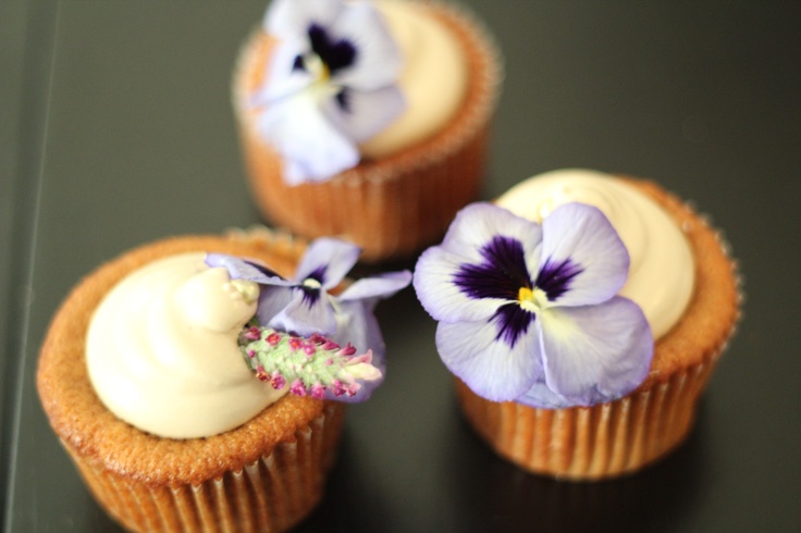 edible-flower-ideas-for-your-wedding-table