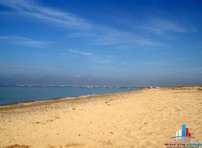 В Евпатории на территории пляжа Украина двух молодых людей из