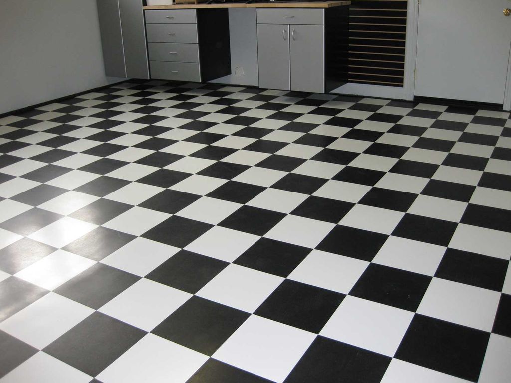 Шахматный пол на кухне