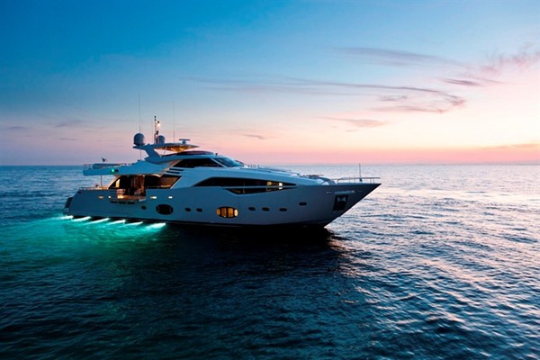 yacht-ferretti-custom-line-100-01