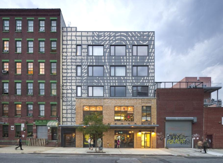 Светодиодный фасад для Nitehawk Cinema and Apartments от Caliper Studio в Бруклине