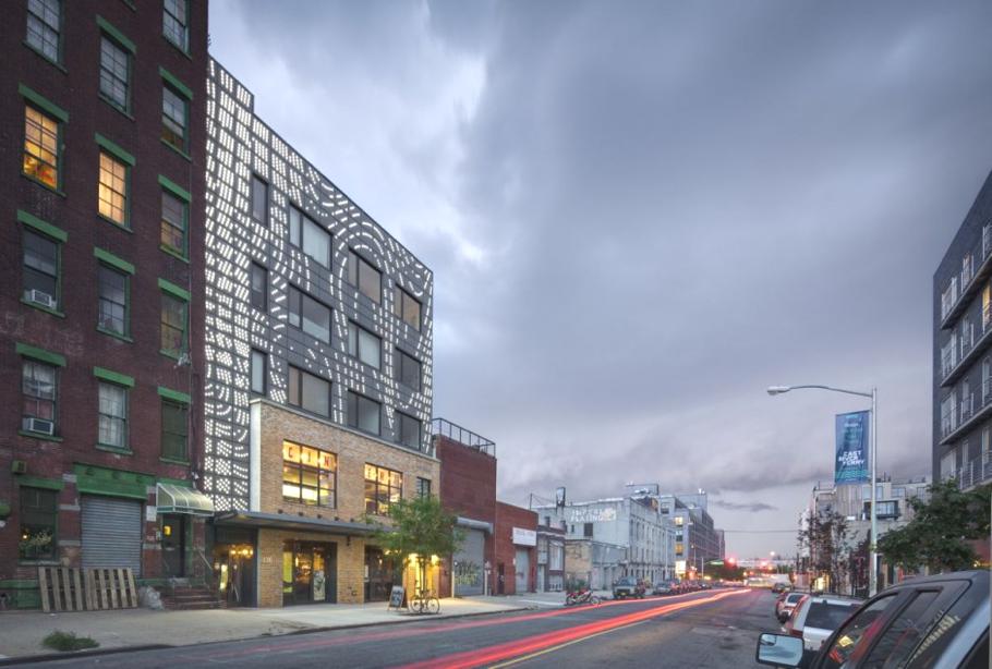 Светодиодный фасад для Nitehawk Cinema and Apartments от Caliper Studio в Бруклине