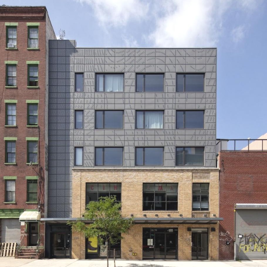 Светодиодный фасад для Nitehawk Cinema and Apartments от Caliper Studio в Бруклине