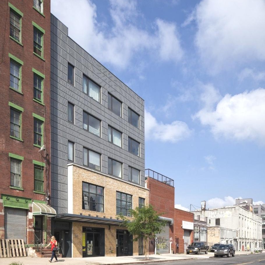 Светодиодный фасад для Nitehawk Cinema and Apartments от Caliper Studio в Бруклине