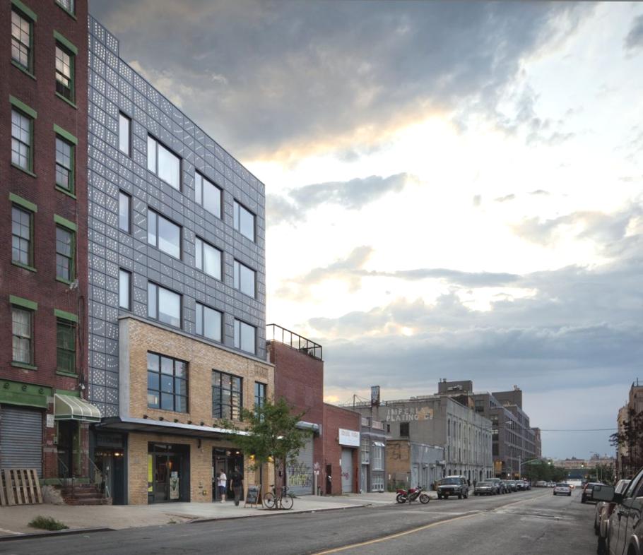 Светодиодный фасад для Nitehawk Cinema and Apartments от Caliper Studio в Бруклине