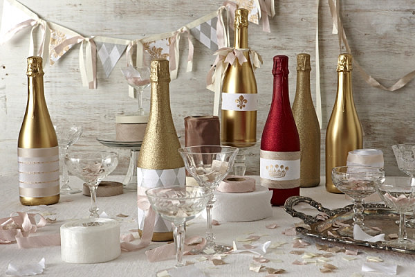 Декорированные бутылки вина и шампанского золотой красной, лентами и упаковочной бумагой
