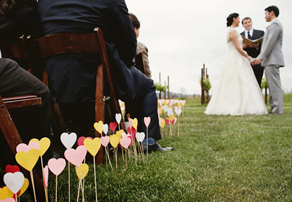 Украшения палочки с разноцветными сердечками для весенней свадьбы